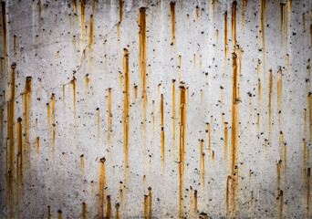 The rust or corrosion from steel rod in concrete wall