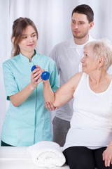 Obraz premium Elderly woman practicing during rehabilitation