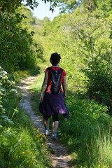 mujer caminando por el campo