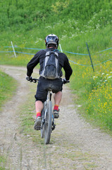 Vététiste en descente