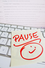 Notiz auf Computer Tastatur: Pause