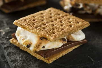 Gordijnen S& 39 mores met Marshmallows-chocolade en Graham Crackers © Brent Hofacker
