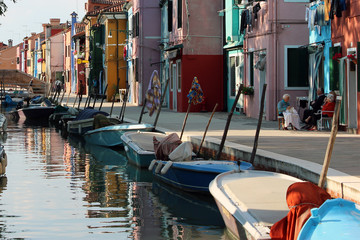 Apacible  y colorido pueblo pesquero, Burano en Venecia
