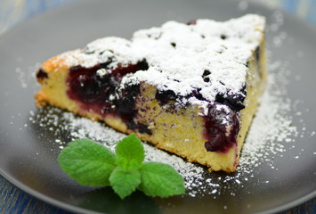 kawałek pysznego domowego ciasta z jagodami © Darios