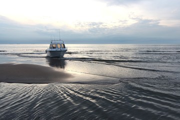Motorboot mit ausgeworfenem Anker
