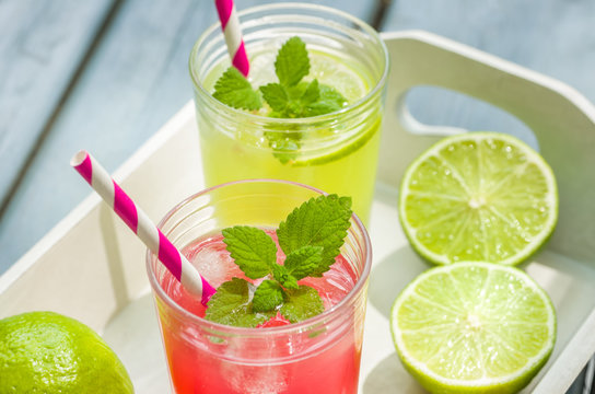Zwei Gl&auml;ser mit eisgek&uuml;hlter Limonade