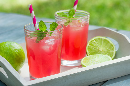 Zwei Gl&auml;ser mit eisgek&uuml;hlter Limonade