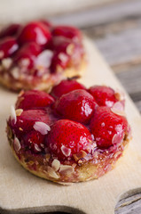 Erdbeertörtchen mit Biskuit