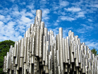 Памятник из труб