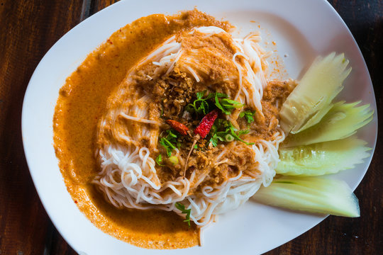Rice vermicelli with curry sauce