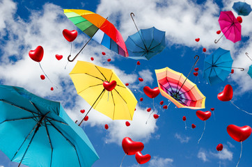 Viel Glück: Schwebende Luftballons und bunte Schirme :)
