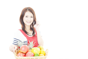 フルーツを持つ笑顔の女性