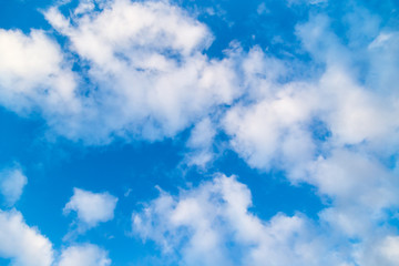 Obraz premium Beautiful clouds on a blue sky as background