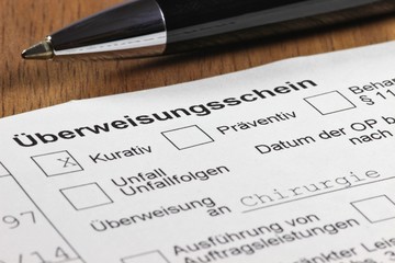 Überweisungsschein an die Chirurgie auf Schreibtisch