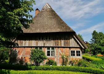 Fachwerkhaus mit strohgedecktem Dach