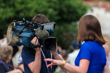 Giornalista di fronte al cameraman