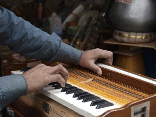  Lutier fabricando instrumentos musicales (India) © Javier Cuadrado