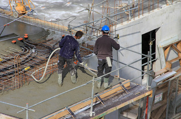 Vibrateur &agrave; b&eacute;ton sur un chantier de construction d'immeuble