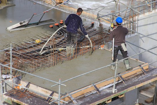 Utilisation d'un vibrateur &agrave; b&eacute;ton sur un chantier