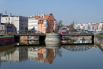 Obraz premium Blick von der Tumski-Brücke auf die Mühlenbrücke in Wroclaw