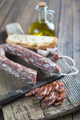 Chorizo y pan de ajo con aceite de oliva para la merienda