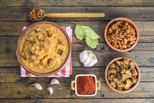 Patatas revolconas, machaconas o meneas con torreznos