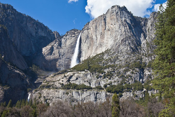 Fototapeta na wymiar Stunning view of Upper and Lower Waterfalls in Yosemite CA