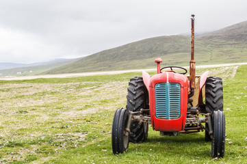 Obraz premium Vintage red tractor in a field in UK