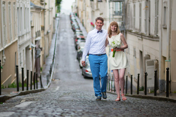 Naklejka premium Beautiful bride and groom walking in Paris