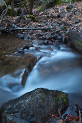 Obraz premium Soft flowing water over granite rocks