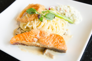 Spagetti salmon