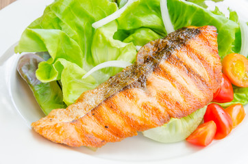 Grill salmon salad