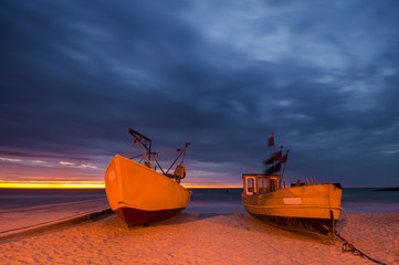 łodzie rybackie nocą na brzegu Morza Bałtyckiego © Mike Mareen