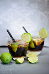 Longdrink mit Cola und Limetten