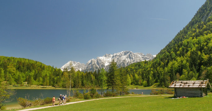 Wanderer am Ferchensee in den Alpen von Bayern