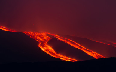 Éruption du volcan Etna coulée de lave