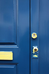 anstreichen einer blauen haust&uuml;r