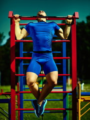 Obraz premium Handsome healthy man exercising at the city park