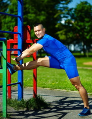 Obraz premium Handsome healthy man exercising at the city park