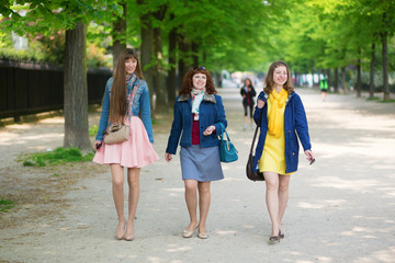 Obraz premium Friends walking together in Paris