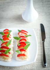 Meringue cake with cream and fresh strawberries