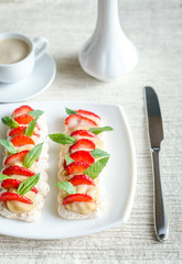 Meringue cake with cream and fresh strawberries