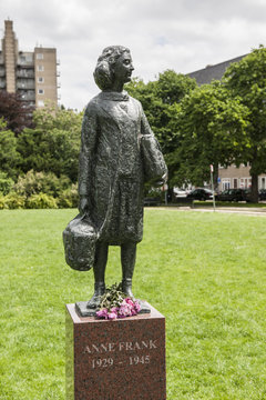 Statue der Anne Frank vor dem Wohnhaus in Amsterdam, Niederlande