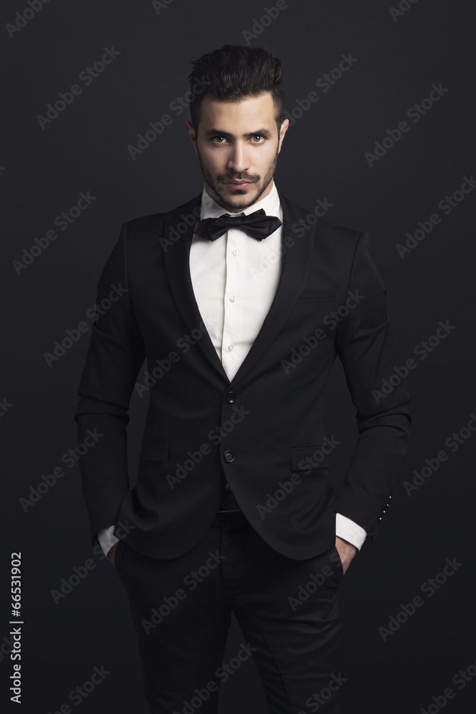 Poster Latin man wearing a tuxedo