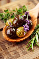 Appetizer - Oliven mit Lavendel, Rosmarin, Knoblauch, etc.