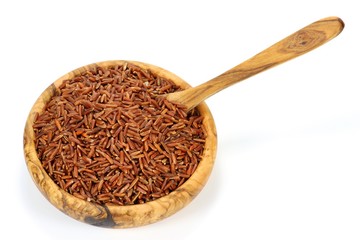 Roter Reis in einer Schale aus Olivenholz isoliert auf weißem Hintergrund