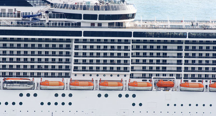 Fototapeta premium Fachada de un trasatlántico en el puerto de Barcelona