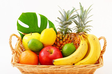 新鮮な果物とモンステラの葉