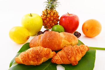 新鮮な食べ物とモンステラの葉