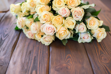  rose bouquet lying on a wooden table